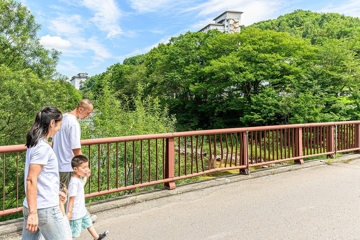 北湯沢温泉郷「白絹の床」の上を渡る橋