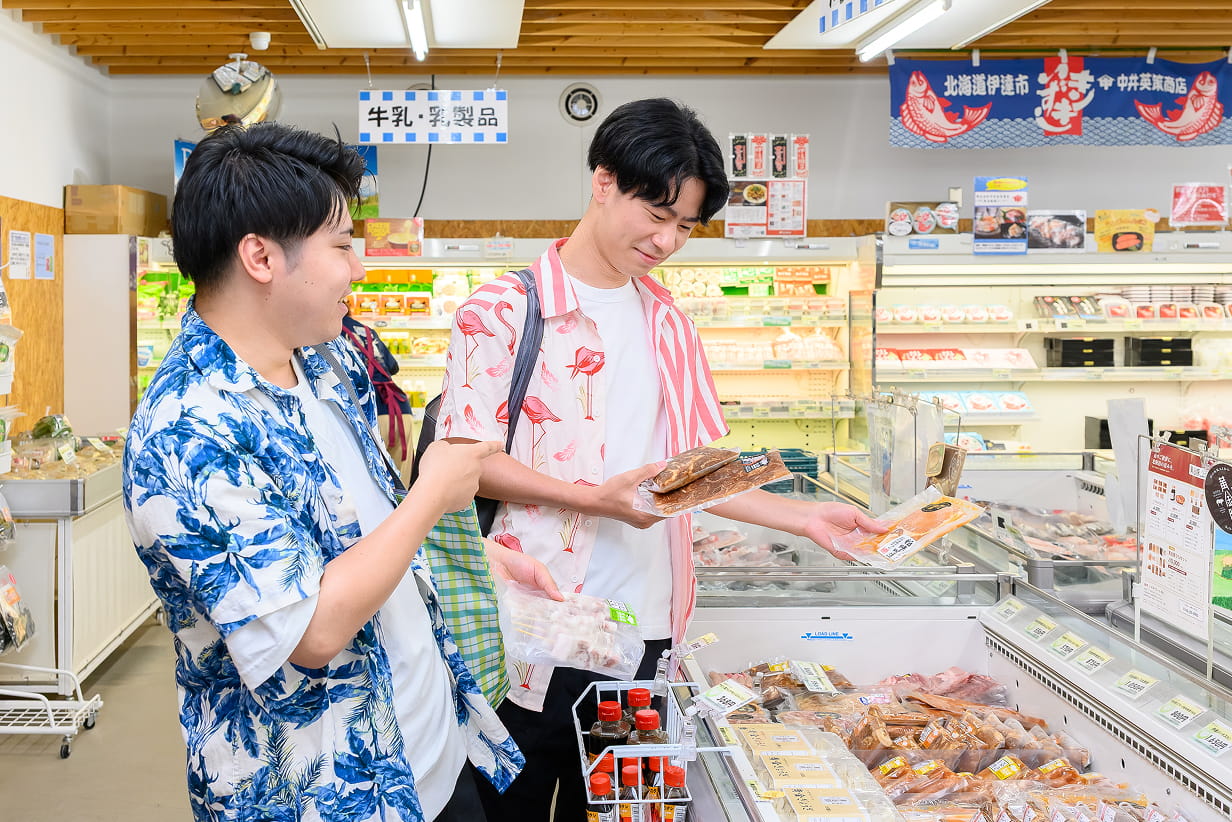 伊達産の肉や魚、ソーセージや味付き肉等の加工品も揃う