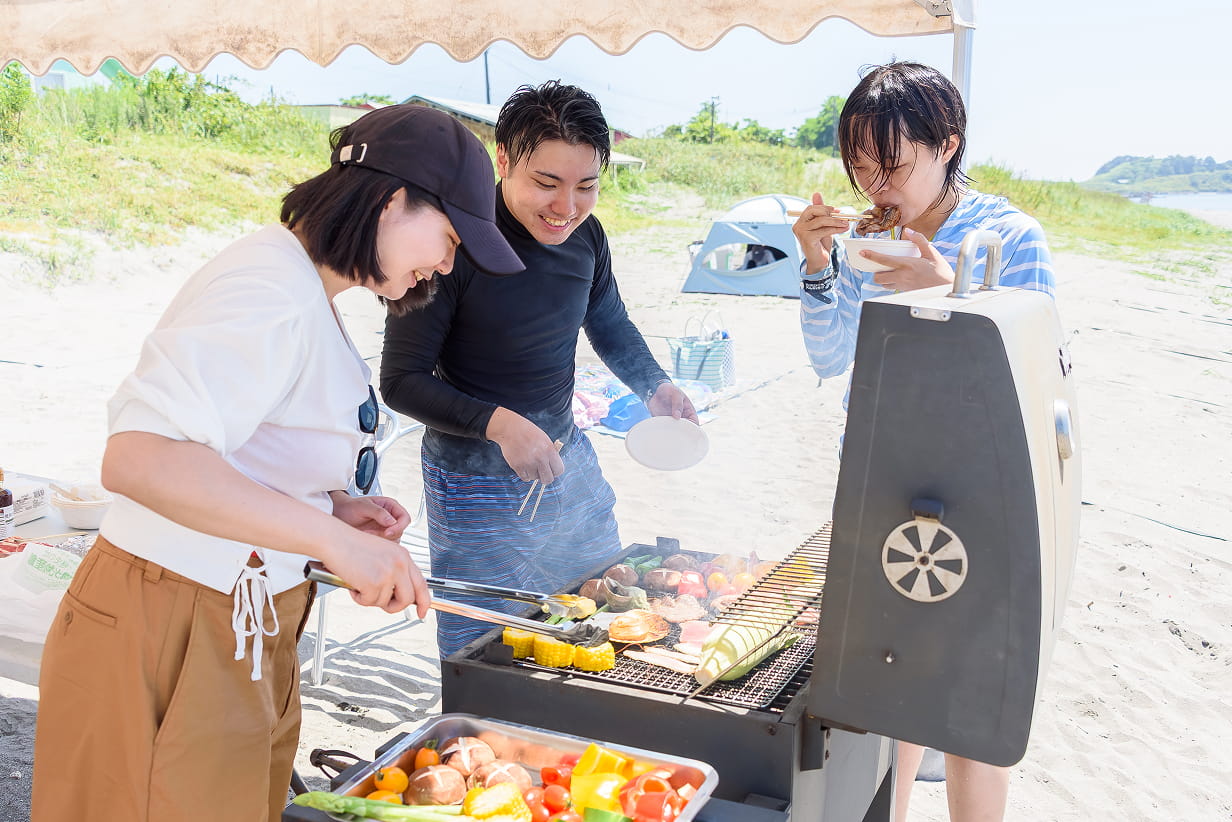 砂浜でBBQ！伊達野菜が色鮮やか