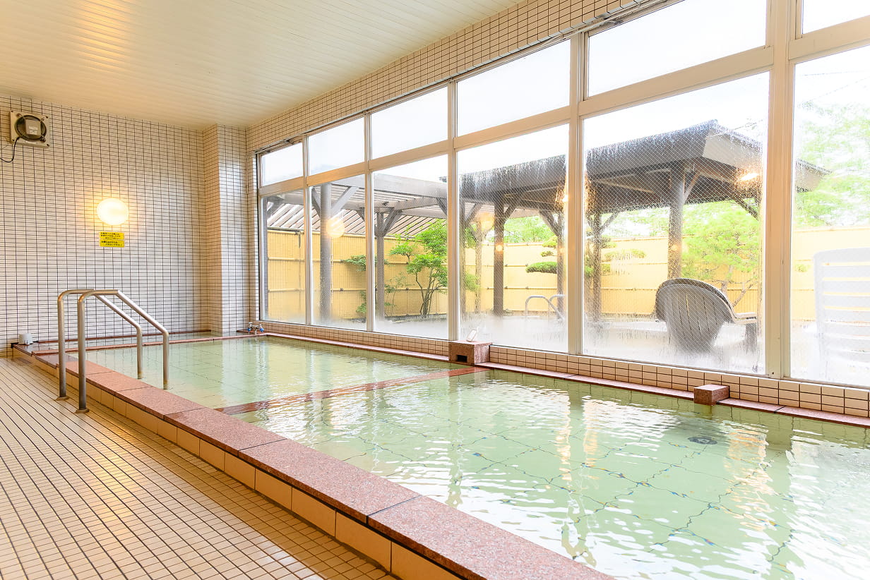室内の浴槽も広く、のびのび羽を伸ばせます