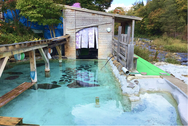 長流川と一体化したような露天風呂