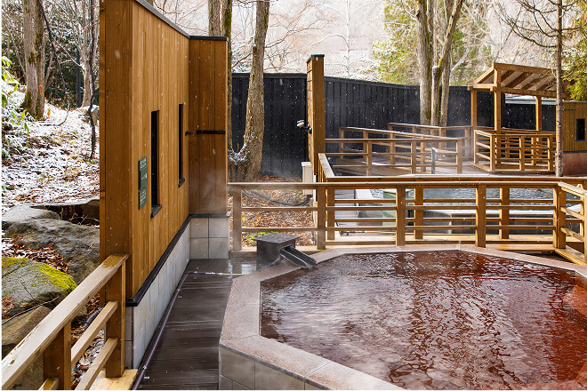 アロマ湯が並ぶ、森の散歩湯 WOOD SPA