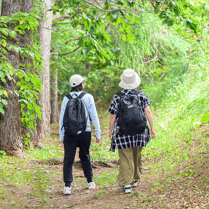 有珠山を歩く若い女性二人の後ろ姿