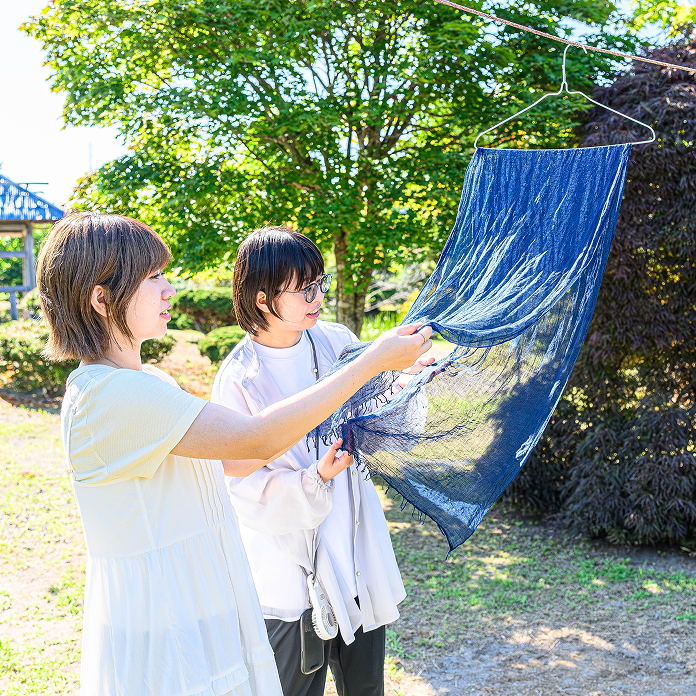 藍染を体験する若い女性二人