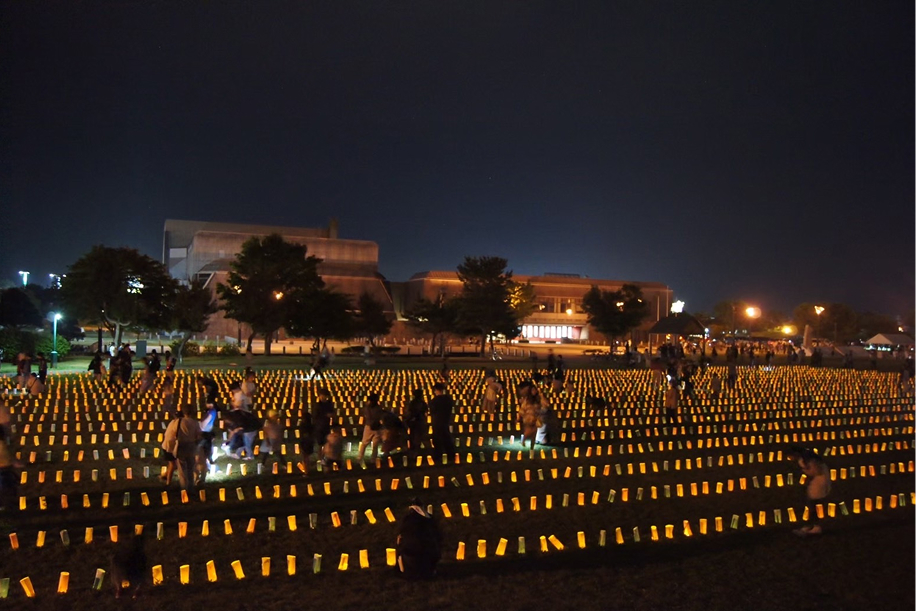 伊達七夕祭りで、夜の総合公園だて歴史の杜に並ぶ、一面のランタン