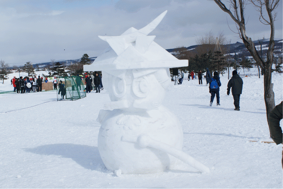 会場に設置された武者雪だるま