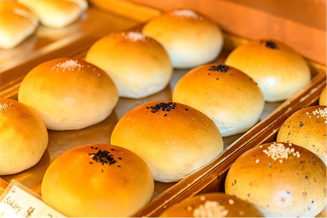 店内には40種類以上のパンが並ぶ