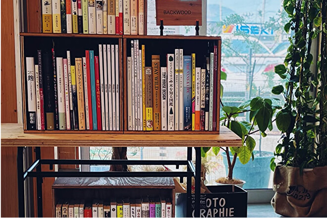 弄月店地下のカフェスペース。読書も楽しめる