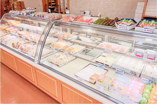 明るい店内のショーケース