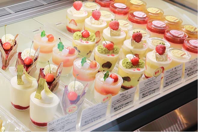 かわいいケーキとシュークリームが人気