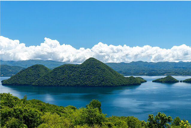 洞爺湖と山々の景観
